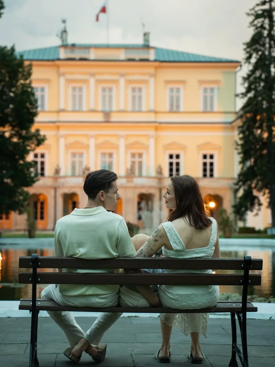 Kornelia i Jakub na ławce przed pałacem