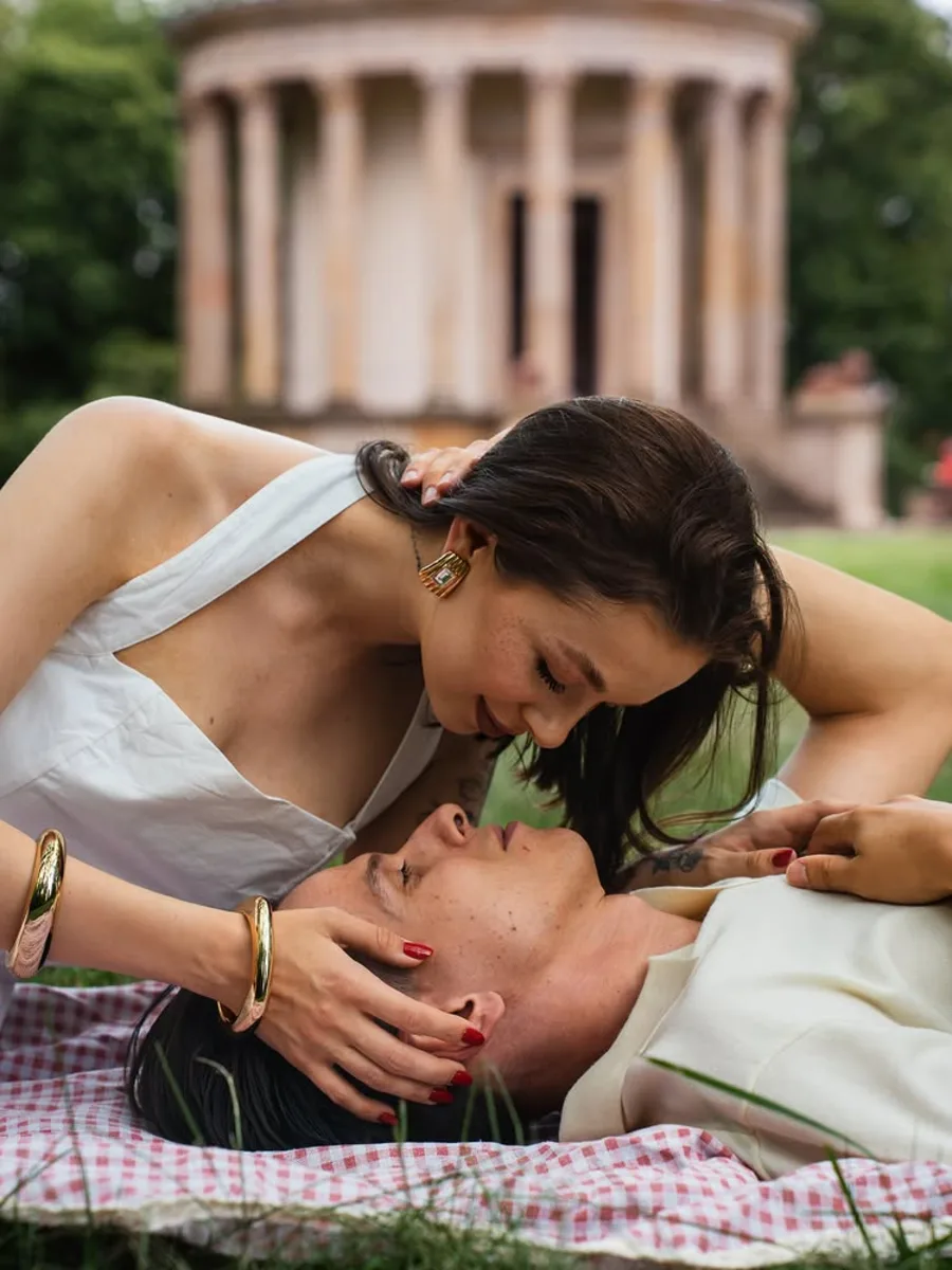 Kornelia i Jakub na kocu piknikowym