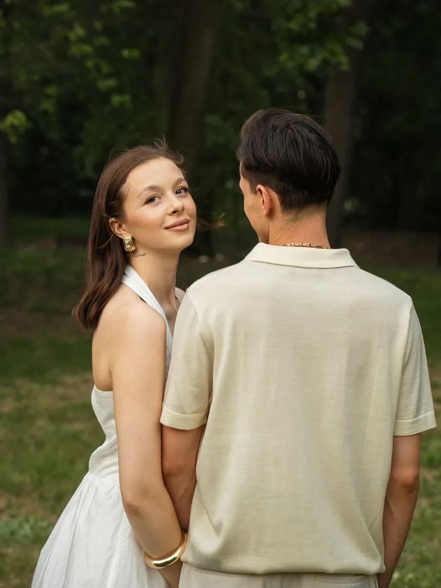 Kornelia ogląda się przez ramię